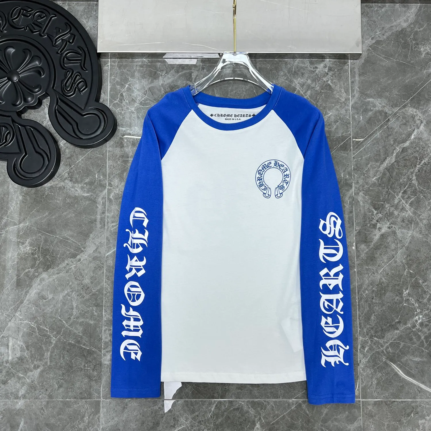 P160 Chrome Hearts🍁Long T Series🍁 Available simultaneously at counters❤️Fully upgraded fabrics! ! Crow letter horseshoe blue and white color matching raglan long-sleeved T. Printed and dyed with imported environmentally friendly glue. Re-engraved version 1:1 high weight original fabric 🌈Recommended color: blue and white color matching🌈 Size: S, M, L, XL